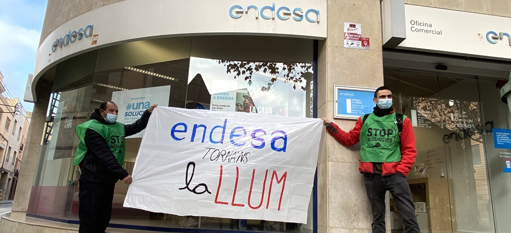 Protesta de la PAH per les dues famílies del bloc de Gràcia davant la seu d'Endesa a Sabadell, aquest divendres al matí. Autora: J. Ramon