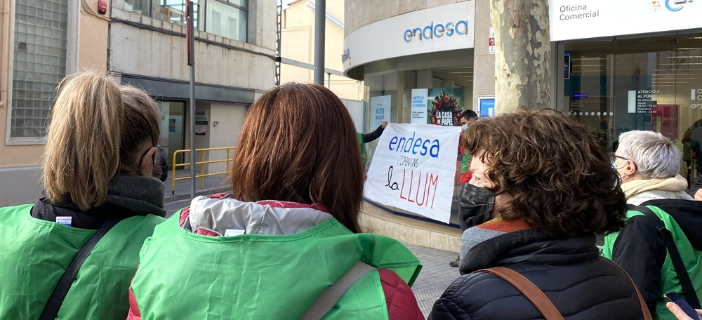 Foto portada: Protesta de la PAH per les dues famílies del bloc de Gràcia davant la seu d'Endesa a Sabadell, aquest divendres al matí. Autora: J. Ramon