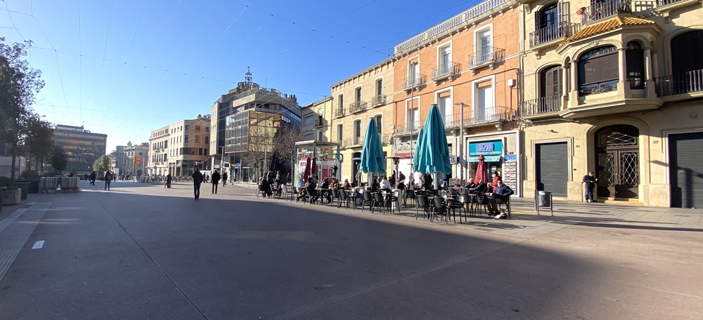 Passeig de la plaça Major, que començarà la reformació aquest dilluns. Autora: J. Ramon