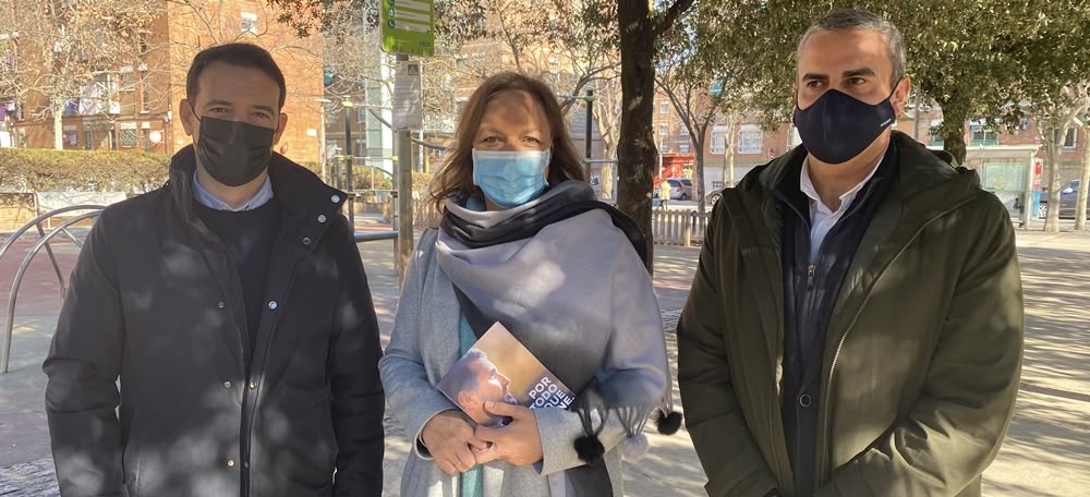 Foto portada: el president provincional de PP a Barcelona, Manu Reyes, la representant del grup municipal, Cuca Santos, i el diputat del PP al Congrès, Pepe Ortiz, a la plaça Primer de Maig, a Can Puiggener. Autora: J. Ramon