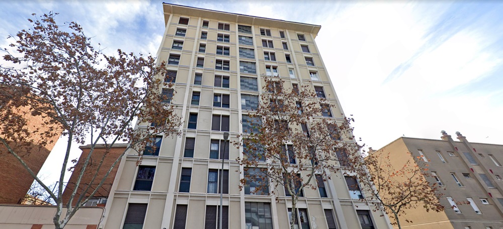 Foto portada: el bloc de pisos afectat pel desallotjament. Foto via Google Street View.