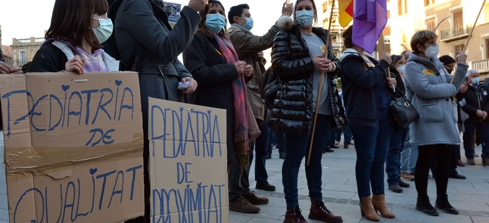 Foto portada: un moment de la concentració. Autor: J.d.A.