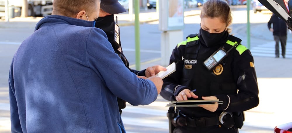 Foto portada: un ciutadà i agents de la Policia Municipal. Autor: @policiasabadell via Twitter.