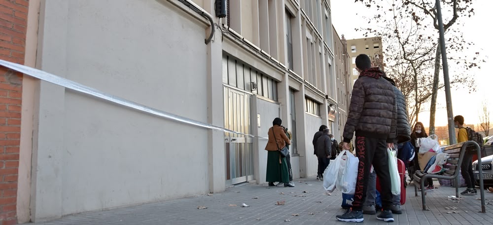Els veïns del bloc del Passeig Comerç esperant per entrar als seus domicilis. Autor: David Chao.