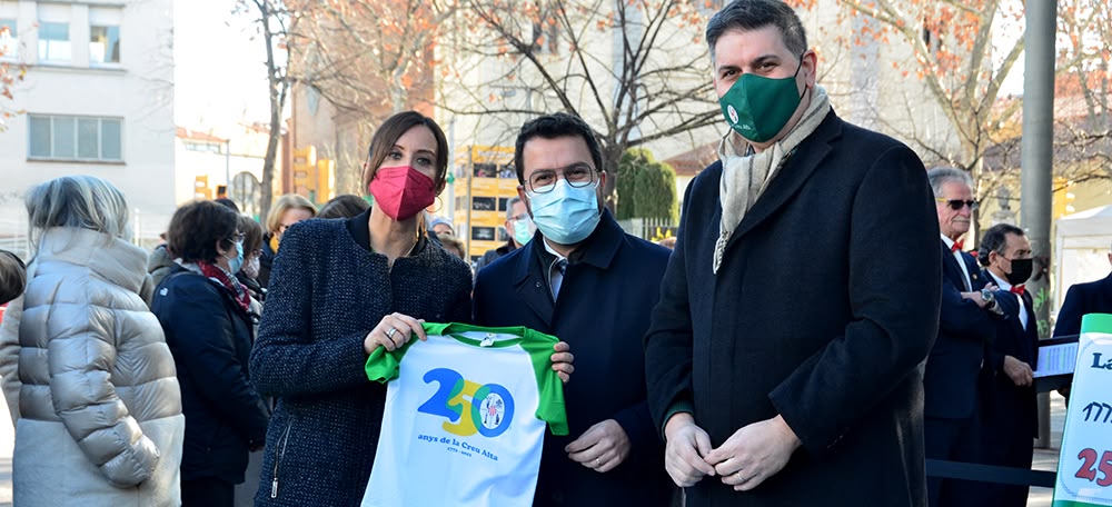 L'alcaldessa de Sabadell, Marta Farrés, el president de la Generalitat, Pere Aragonés, i el president de l'AV La Creu Alta, Rubén Cantó, en l'acte de commemoració dels 250 anys del barri. Autor: David B.