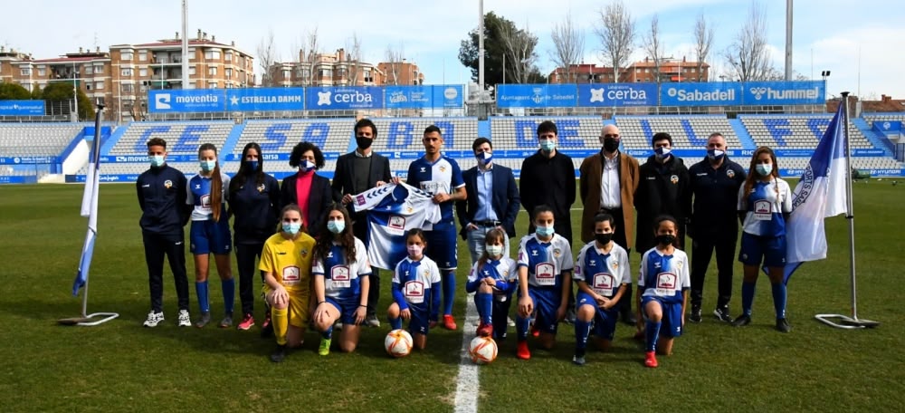 El nou davanter Dopi rodejat de jugadores del Sabadell. Autor Crispulo Diaz