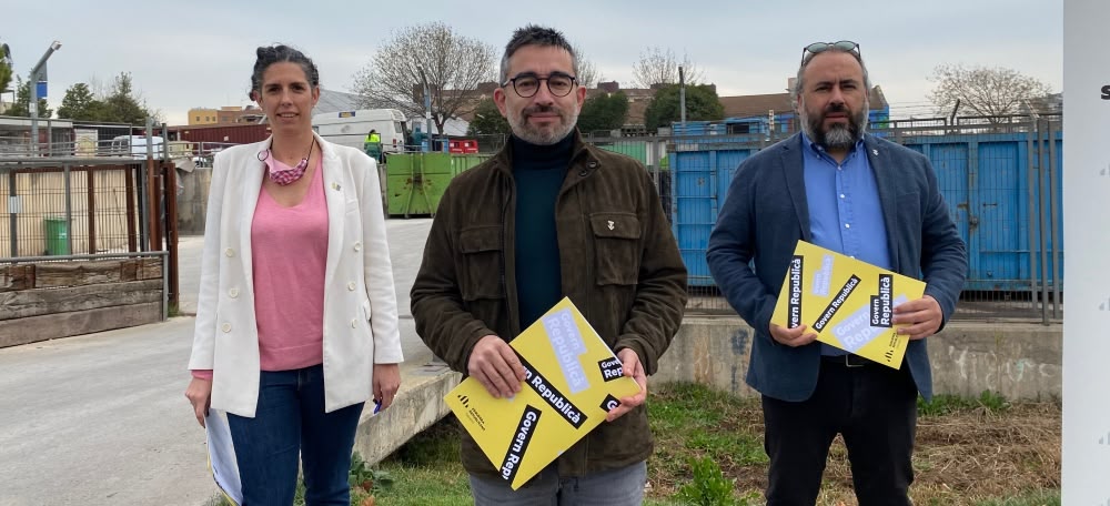 Foto portada: Gabriel Fernàndez, Raül Garcia i Èlia Soriano durant la presentació de la moció pel pla de contingència per garantir el servei de neteja i residus. Autor: Àlex Bello.