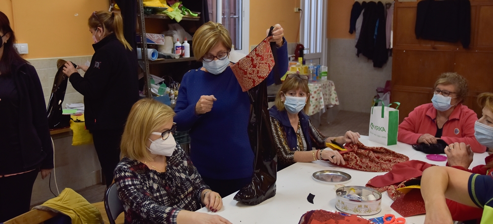 L'equip de costura del Torrent del Capellà, on han confeccionat les disfresses del Carnestoltes. Autor: David Chao.