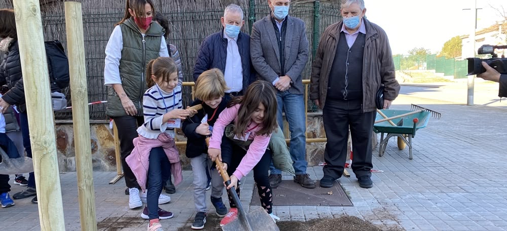 Foto portada: infants de l'escola Virolet, aquest matí. Autor: Àlex Bello.