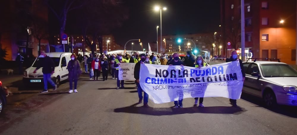 Manifestació per nacionalitzar les empreses elèctriques i evitar la pujada de la llum, aquest dimarts. Autor: David Chao.