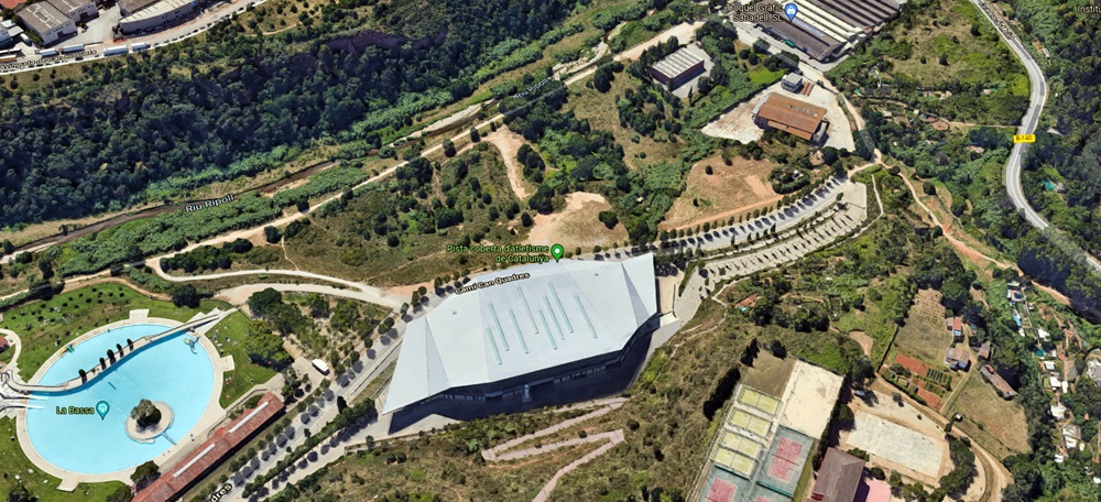 Foto portada: vista de satèl·lit de l'àrea on es construirà Sabadell SurfCity. És tota la pastilla sobre la pista coberta i abans del riu Ripoll. Foto via Google Maps.