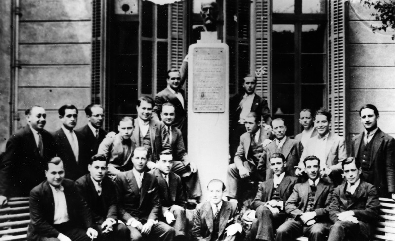 Retrat de grup als peus del monument a Pi i Margall, al pati del Círcol Republicà Federal. Al centre de la imatge, dret i amb bigoti, Daniel Girbau Vivé, membre destacat del CRF. Sabadell, ca. 1930-1931 (autor desconegut / AHS, cedida per Maria Teresa Graells Girbau)