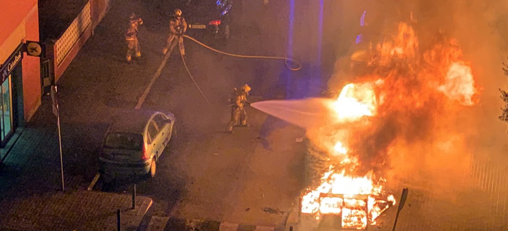 Foto portada: contenidors cremant i Bombers apagant-los, al carrer d'Aribau, entre Espronceda i Campoamor. Autor: @taxipaco via Twitter.
