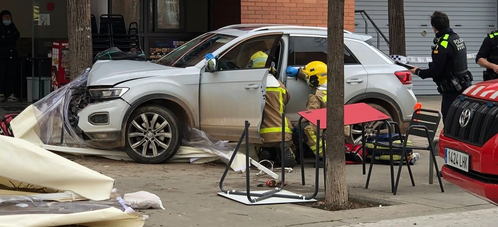 Foto portada: el vehicle que va impactar contra la terrassa, minuts després del xoc. Autor: cedida.