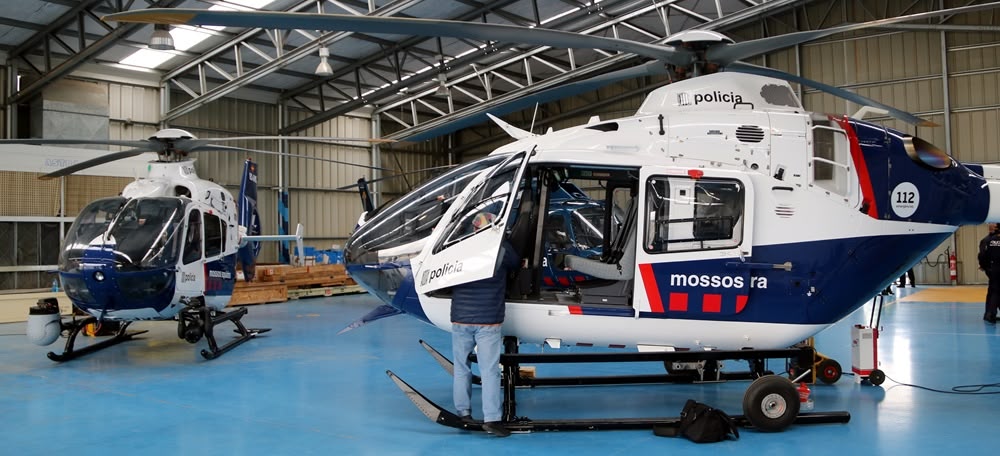 Foto portada: els dos nous helicòpters que s'ubicaran a l'Aeroport de Sabadell. Autor: ACN.