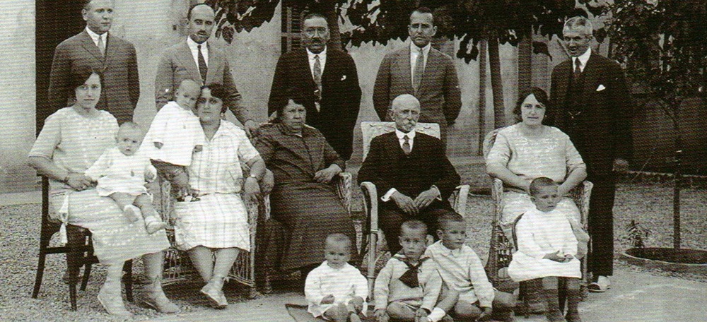 La família Brutau a la casa d'estiueig de Sant Feliu del Racó, entre 1925-1930. Francesc Casañas/AHS.