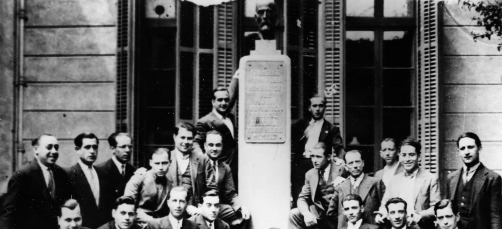 Retrat de grup als peus del monument a Pi i Margall, al pati del Círcol Republicà Federal. Al centre de la imatge, dret i amb bigoti, Daniel Girbau Vivé, membre destacat del CRF. Sabadell, ca. 1930-1931 (autor desconegut / AHS, cedida per Maria Teresa Graells Girbau)