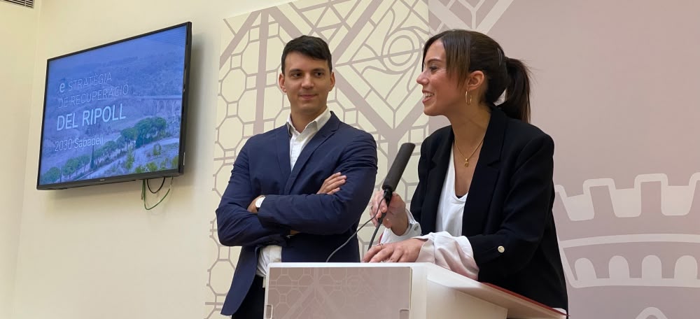 Foto portada: Jorge Quiñoa i Marta Farrés durant la presentació de la pisicina d'onades per practicar surf a Sant OIeguer. Autor: Àlex Bello.