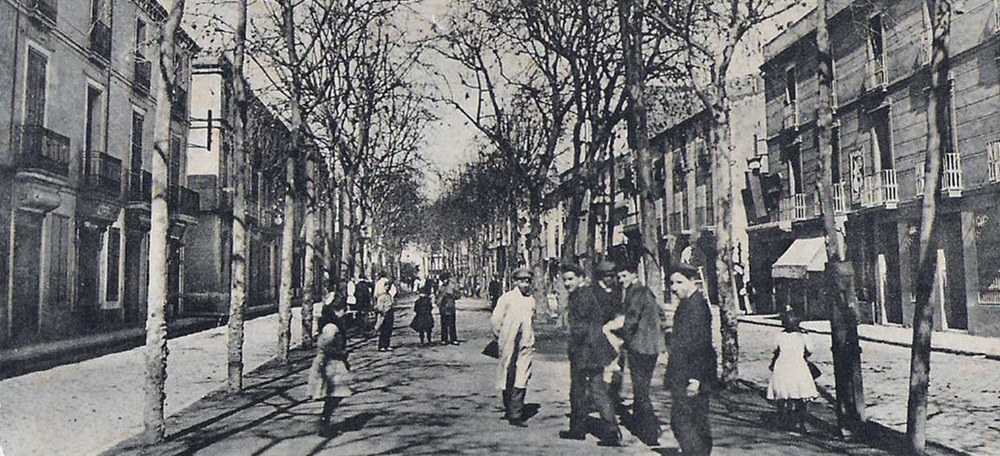 Foto portada: la Rambla de Sabadell, per on va començar la substitució de l'enllumenat d'oli pel de gas, quan encara tenia una rambla central.