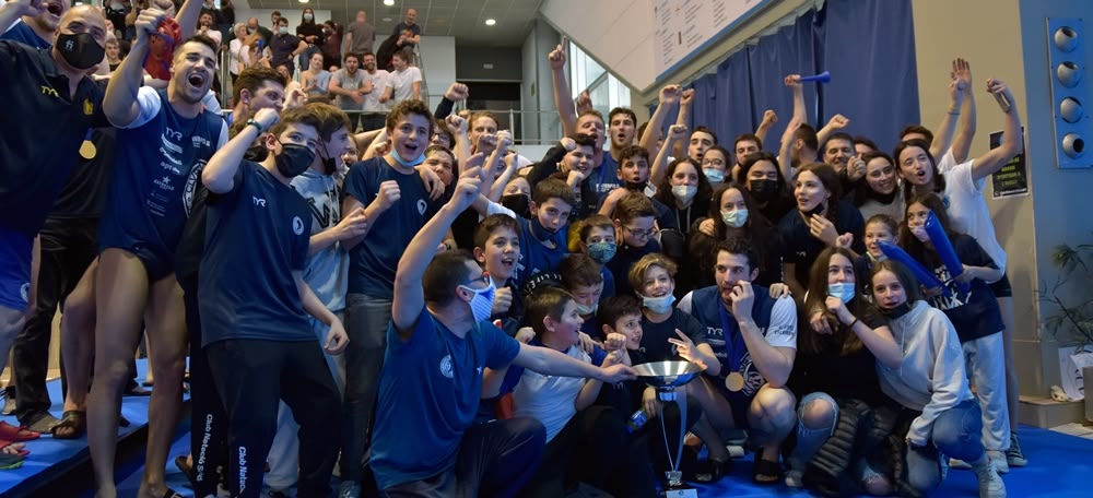 Foto portada: l'equip del CN Sabadell celebrant l'Eurocup. Autor: David Chao.