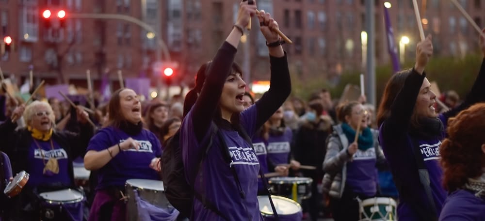 Batucada de la manifestació feminista d'aquest 8M. Autor: David Chao.