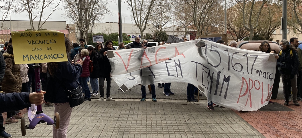 Concentració a la seu de Serveis Territorials al Vallès Occidental en la primera jornada de vaga educativa. Autora: J. Ramon