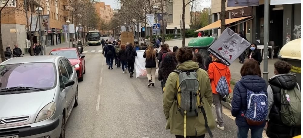 Manifestació cap a FGC Plaça Major, pel carrer Tres creus. Autora: J. Ramon