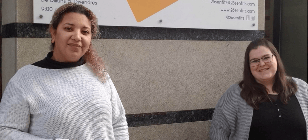 Saray Fernández, alumna del programa SIOAS de la Generalitat de Catalunya que ha aconseguit un lloc de treball a l’empresa 26 Sentits, com a auxiliar de recepció.