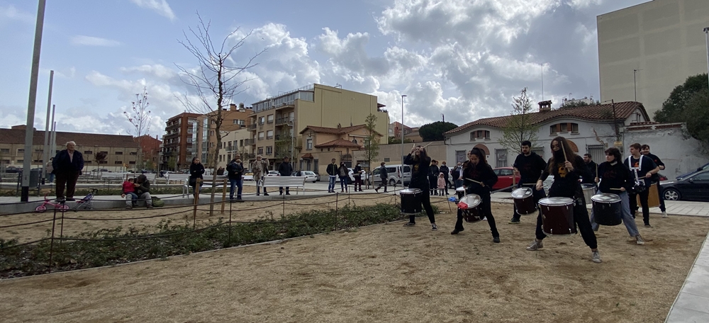 Inauguració popular de la plaça entre el carrer Balmes i el Calassanç Duran, aquest diumenge al migdia. Autora: J. Ramon