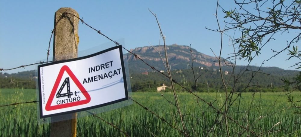 Foto portada: un dels espais on la Campanya Contra el Quart Cinturo ha col·locat indicatius informatius. Autor: CCQC.