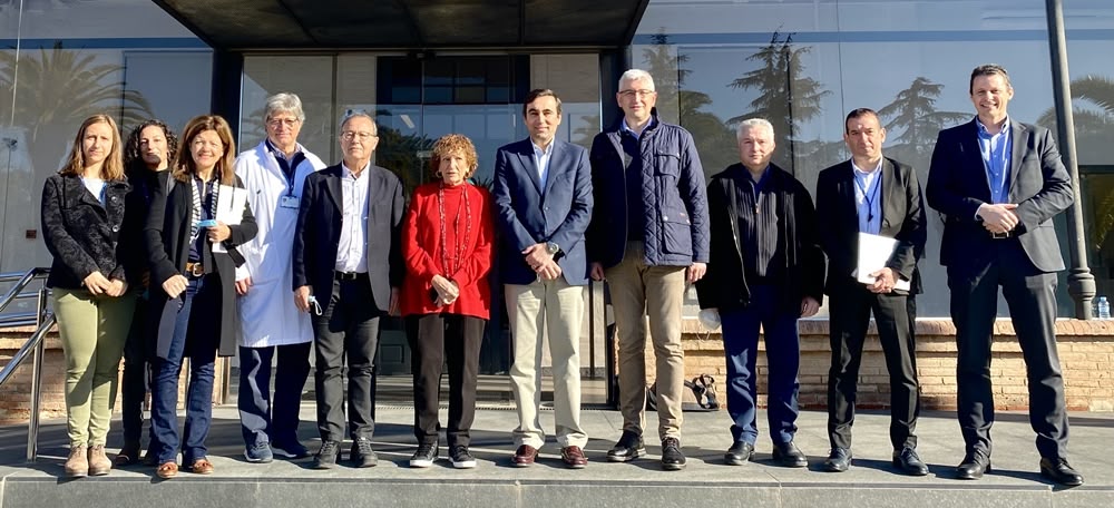 Foto portada: representants de la Corporació Sanitària Parc Taulí i de l'empresa Aigües Sabadell, a les portes de l'edifici La Salut. Autor: cedida.