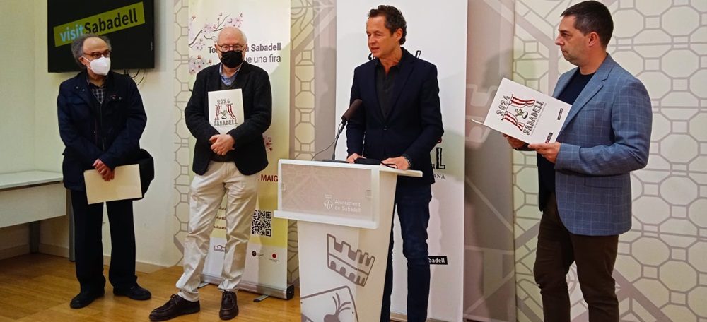 Foto portada: el compositor Benet Casablancas, el poeta Joaquim Sala-Sanahuja, el portaveu de Junts per Sabadell, Lluis Matas, i el regidor de Cultura, Carles de Rosa. Autor: Ajuntament.