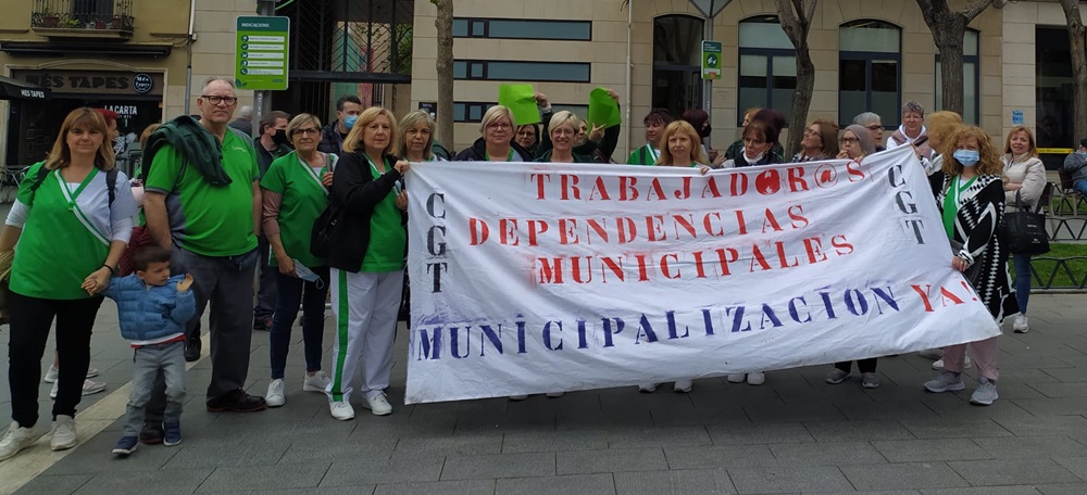 Foto portada: treballadores de l'empresa Òptima, aquest dimarts a la plaça Sant Roc. Autor: J.d.A.