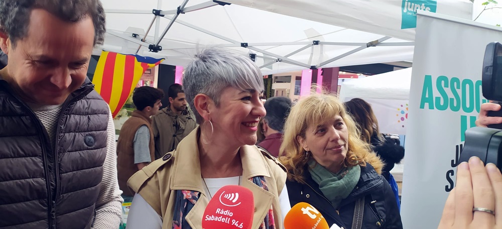 Foto portada: Lluis Matas, Lourdes Ciuró i la coordinadora de Junts a Sabadell, Mercè Cantero, en l'atenció a mitjans. Autor: J.d.A.