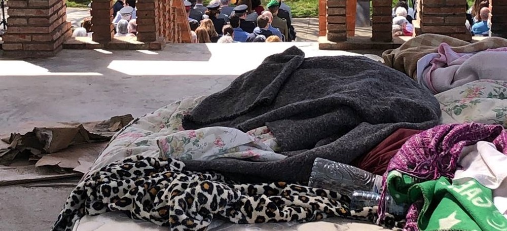 Foto portada: mantes de les persones sense llar al templet del Parc Taulí. Autor: cedida.