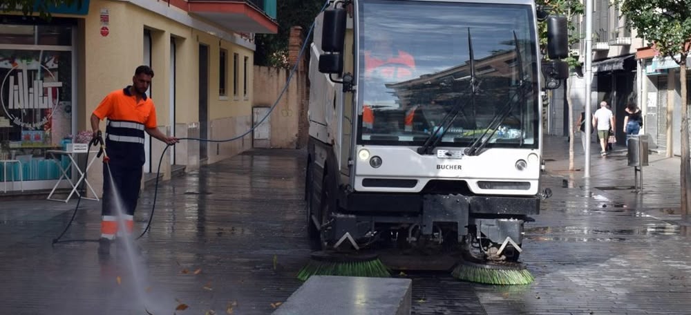 Foto portada: un operari de l'empresa de residus de Cerdanyola. Autor: Ajuntament.