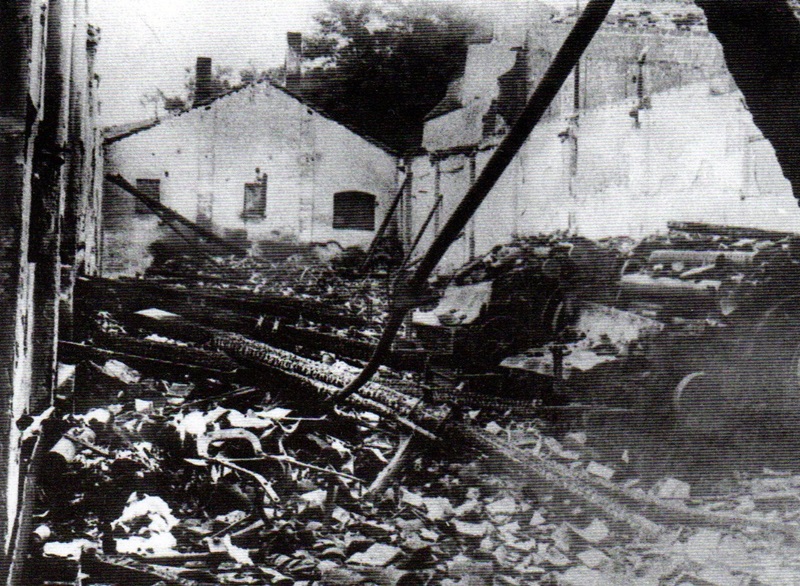 Aspecte de la fàbrica després de l'incendi de febrer de 1941.