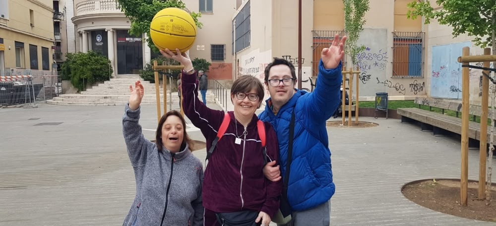 Tres membres d'Andi Down Sabadell durant una de les activitats del programa reActiva't. Autor: cedida.