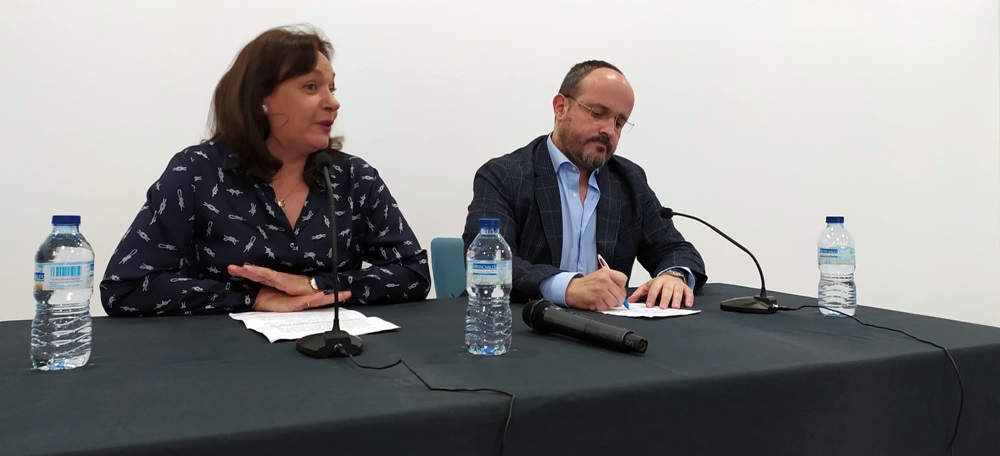Foto portada: la presidenta del PP de Sabadell, Cuca Santos, i el president del PP de Catalunya, Alejandro Fernández, al centre cívic de Can Llong. Autor: J.d.A.