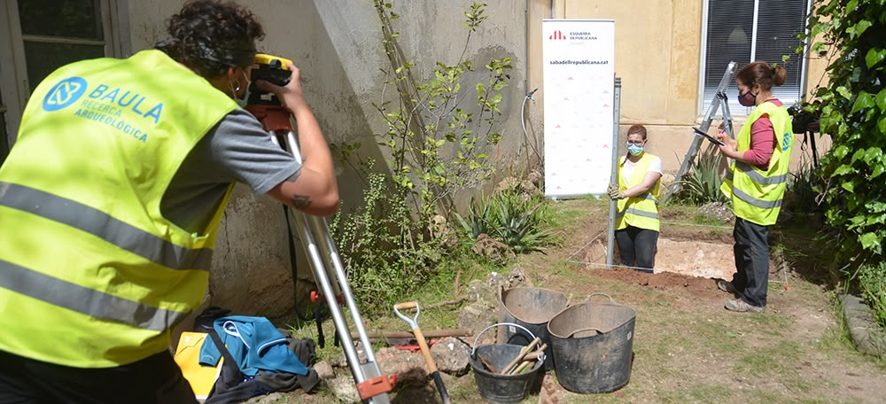 Buscant el bust de Pi Margall. Autor: David B.