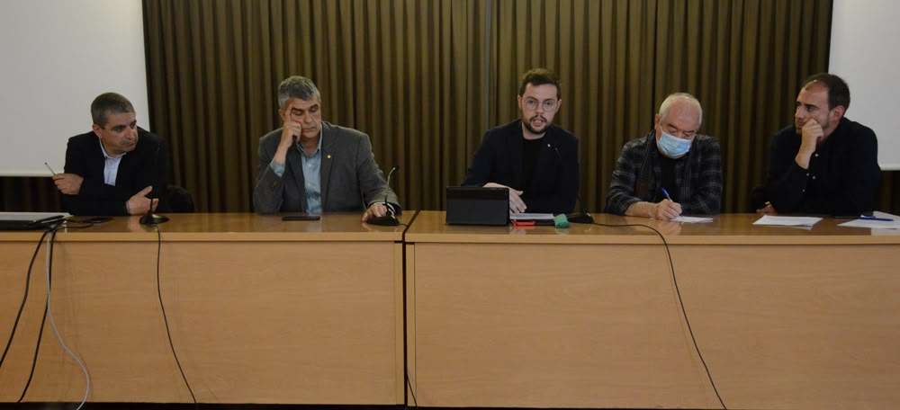 Foto portada: el president del Gremi de Fabricants, Esteve Gené, el president del Club Natació Sabadell, Claudi Martí, el regidor Eloi Cortés, el president de la Federació d'Associacions Veïnals, Manuel Navas, i el periodista Jordi de Arriba, moderador de l'acte. Autor: David B.