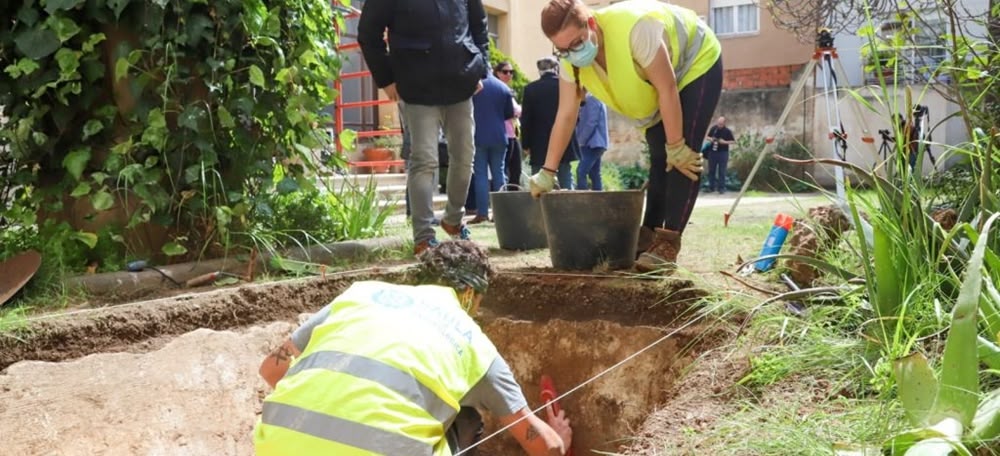 Excavació al pati del Círcol, el passat dimarts, a la recerca del bust de Pi i Margall. Autor: ERC / cedida.