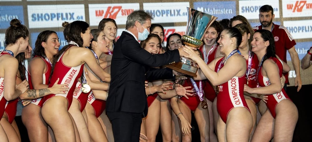 Foto portada: entrega de l'Eurolliga a l'Olympiacos. Autor: LEN.