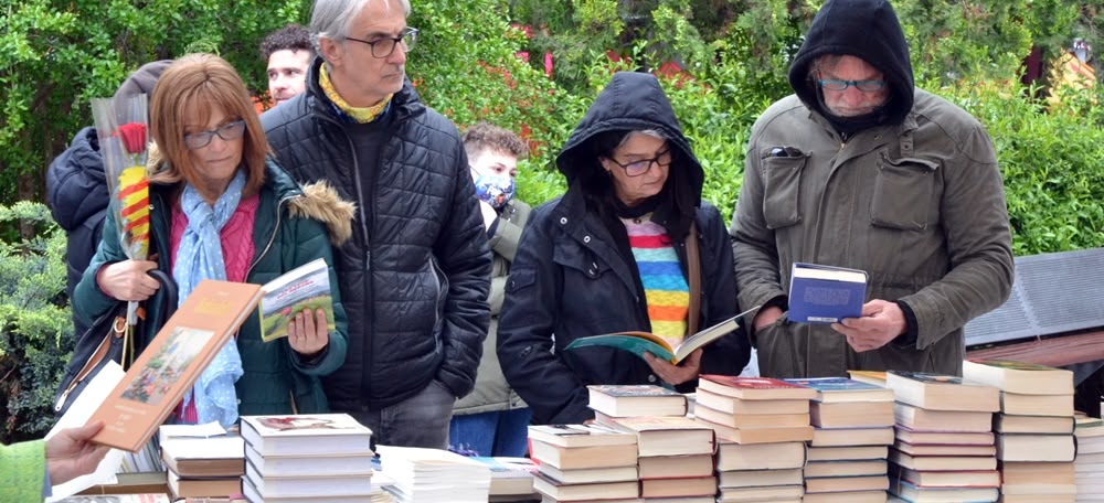 Una de les parades de llibres de la plaça Doctor Robert. Autor: J.d.A.