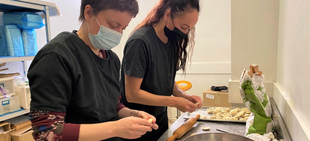 Dues voluntàries elaborant els pelmeni del menú solidari de l'Amanidor. Autor: cedida.
