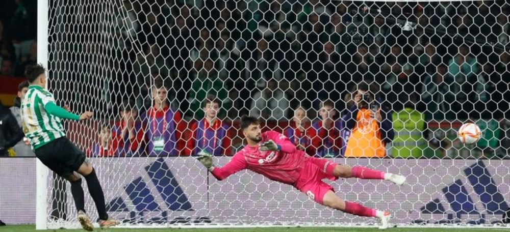 Així ha marcat el sabadellenc Cristian Tello el quart penal de la final de la Copa del Rei