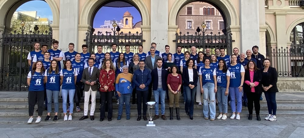 Foto família entre el CNS i l'Ajuntament. Autora: J. Ramon