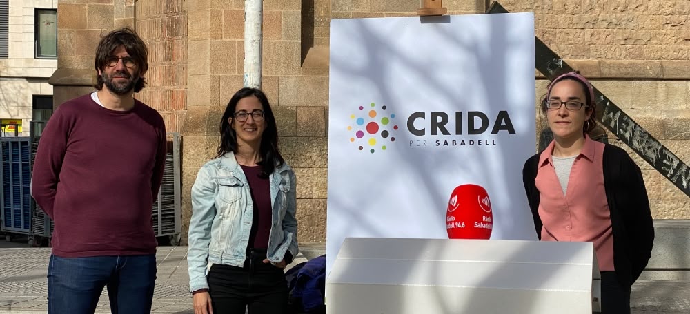 Guillem Fuster, Esther Saborido i Anna Lara durant la reivindicació del pla de biblioteques i la presentació del concurs Fem Llengua Fem Cultura. Autor: Àlex Bello.