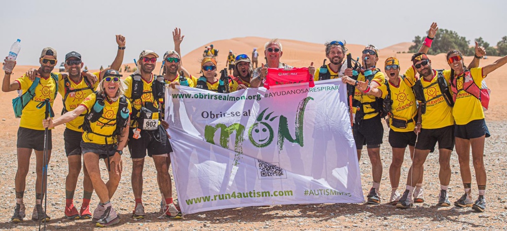 Foto portada: l'equip d'Obrir-se al Món durant la Marathon Des Sables. Autor: cedida.