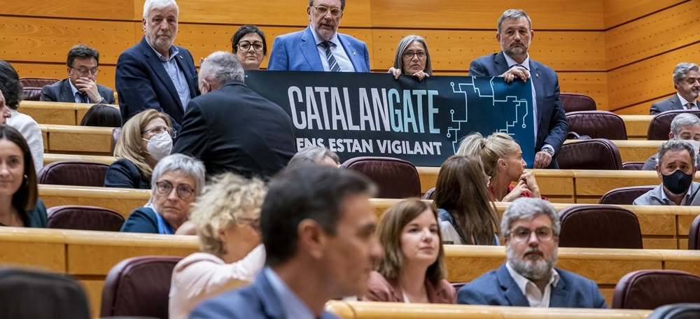 Foto portada: senadors amb pancarta relativa al 'Catalangate' durant una intervenció del president del govern central, Pedro Sánchez.